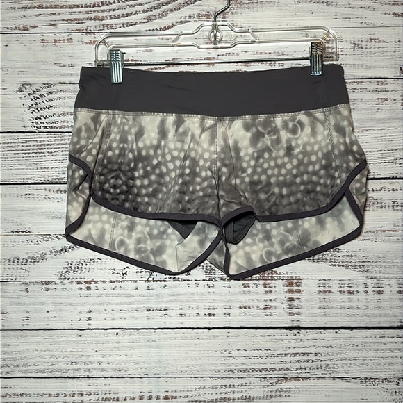 lululemon athletica Pants - Lululemon Speed Shorts Snowy Owl, Size 6 RARE PRINT